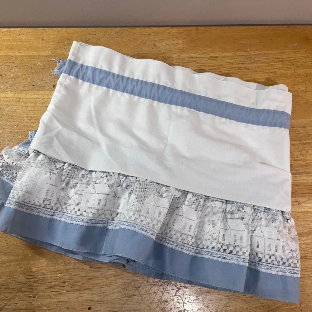 Vtg White Blue Cottage Lace Ruffle Window Valance 78x16 House Motif